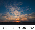 田舎の壮大な夕焼けと夏の雲 91067732