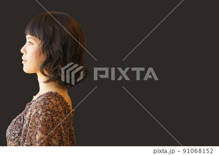ミディアムパーマの女性 91068152