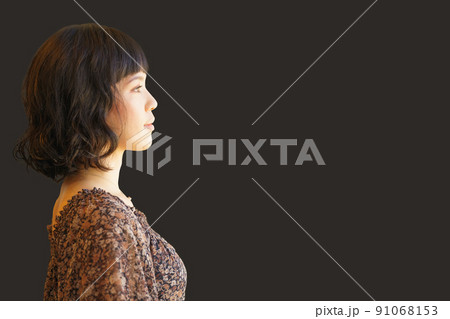 ミディアムパーマの女性 91068153