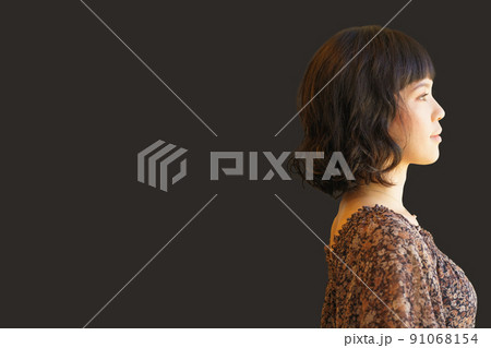 ミディアムパーマの女性 91068154