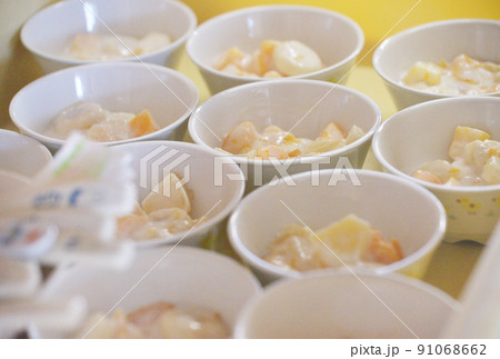 給食　学校給食　施設の食事　イメージ素材 91068662