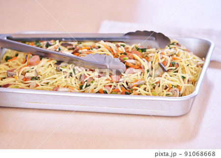 給食　学校給食　施設の食事　イメージ素材 91068668