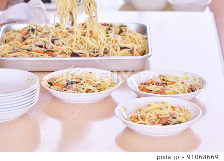 給食　学校給食　施設の食事　イメージ素材 91068669