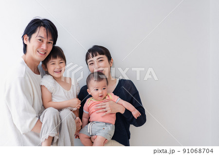 赤ちゃんがいる家族の集合写真 91068704