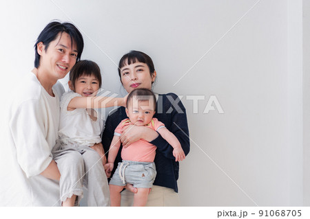 赤ちゃんがいる家族の集合写真 91068705