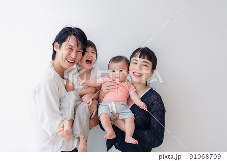 赤ちゃんがいる家族の集合写真 91068709