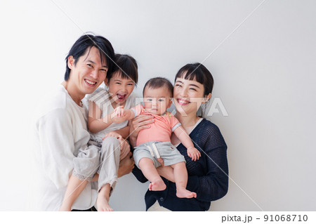 赤ちゃんがいる家族の集合写真 赤ちゃんがいる家族の集合写真 91068710