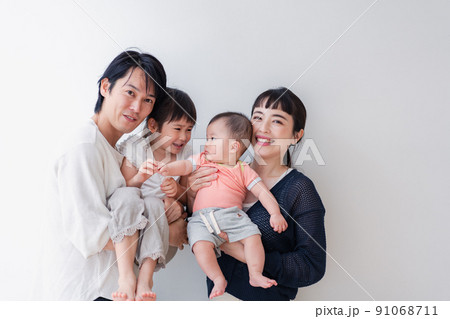 赤ちゃんがいる家族の集合写真 赤ちゃんがいる家族の集合写真 91068711