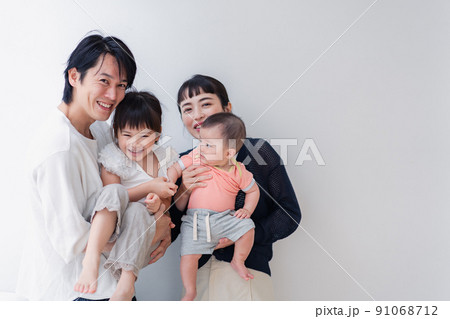 赤ちゃんがいる家族の集合写真 91068712