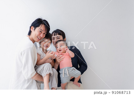 赤ちゃんがいる家族の集合写真 赤ちゃんがいる家族の集合写真 91068713