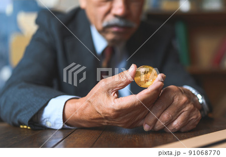 貫禄のあるシニア男性 貫禄のあるシニア男性 91068770