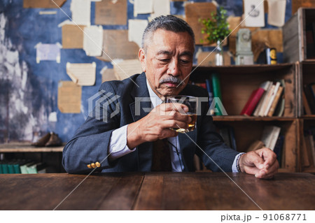 貫禄のあるシニア男性 お酒イメージ 貫禄のあるシニア男性 お酒イメージ 91068771