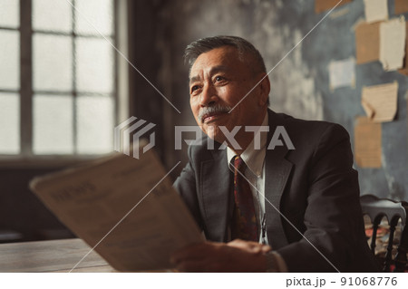 貫禄のあるシニア男性 91068776