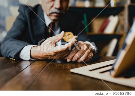 貫禄のあるシニア男性 91068780