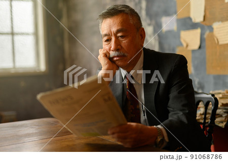 貫禄のあるシニア男性 貫禄のあるシニア男性 91068786