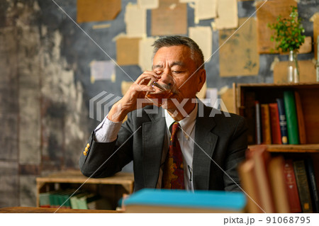 貫禄のあるシニア男性　お酒イメージ 91068795