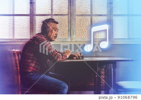 貫禄のあるシニア男性 91068796