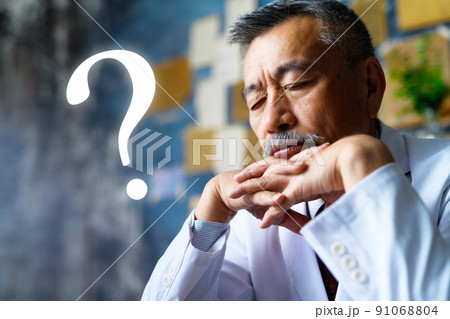 貫禄のあるシニア男性 91068804