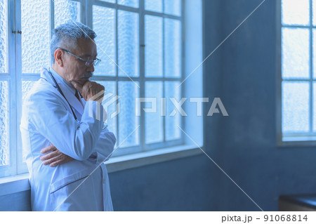 貫禄のあるシニア男性 貫禄のあるシニア男性 91068814