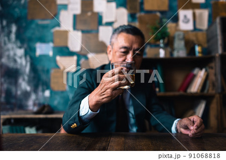 貫禄のあるシニア男性　お酒イメージ 91068818