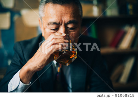 貫禄のあるシニア男性　お酒イメージ 91068819