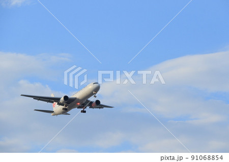 離陸する旅客機 上昇する旅客機 離陸する旅客機 上昇する旅客機 91068854
