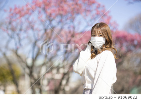 カメラ目線のマスクをした若い女性 カメラ目線のマスクをした若い女性 91069022