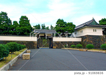 【東京】秋の皇居 青空と旧江戸城外桜田門 【東京】秋の皇居 青空と旧江戸城外桜田門 91069836