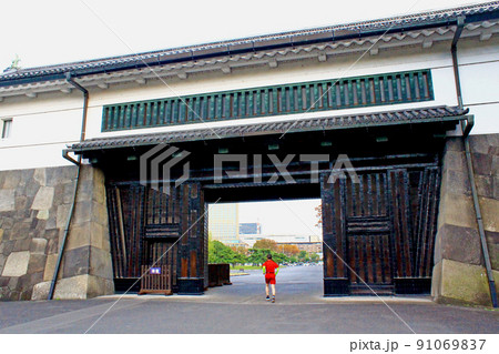 【東京】秋の皇居 旧江戸城外桜田門をくぐる皇居ランナー 【東京】秋の皇居 旧江戸城外桜田門をくぐる皇居ランナー 91069837