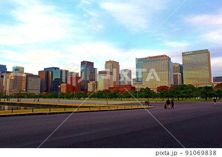 【東京】秋の皇居 夕暮れ迫る皇居前広場と丸の内のビル群 【東京】秋の皇居 夕暮れ迫る皇居前広場と丸の内のビル群 91069838