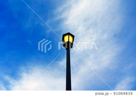 【東京】秋の皇居　皇居前広場のレトロな外灯 91069839