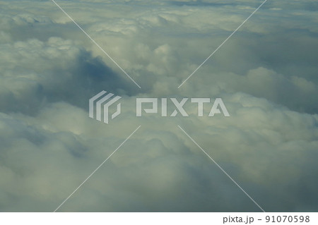 機窓から眺める雲　上空　飛行機　層雲や積雲 91070598