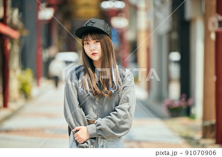 カメラ目線で立つZ世代の女性 91070906
