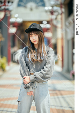 カメラ目線で立つZ世代の女性 91070908