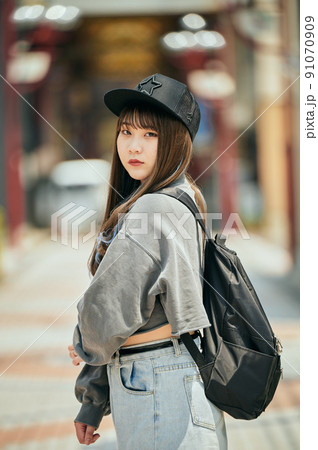 カメラ目線で立つZ世代の女性 91070909