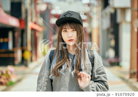 カメラ目線で立つZ世代の女性 91070920