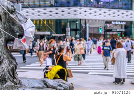 日本の東京都市景観 6月中旬だがいまだコロナ禍。それでも多くの人出＝6月20日、銀座 91071126