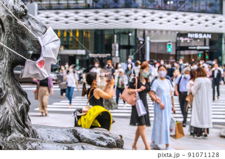 日本の東京都市景観 6月中旬だがいまだコロナ禍。それでも多くの人出＝6月20日、銀座 91071128