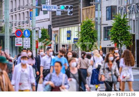 日本の東京都市景観 6月中旬だがいまだコロナ禍。それでも多くの人出＝6月20日、銀座 91071136