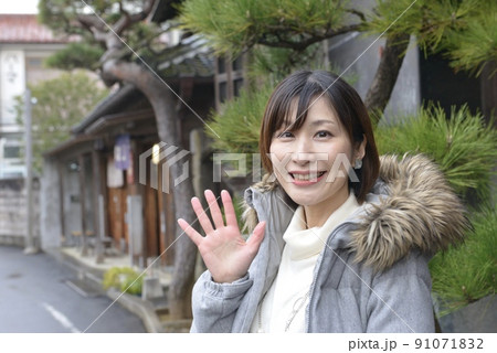 佐原の町並みでポーズをとる若く美しい女性のポートレート 佐原の町並みでポーズをとる若く美しい女性のポートレート 91071832