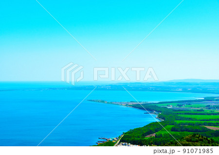 展望台から見た壮大なサロマ湖の眺望 91071985