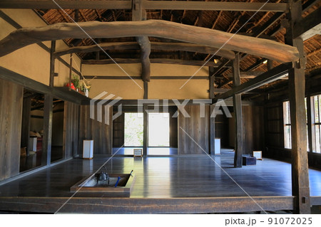 古い日本家屋の居間 91072025