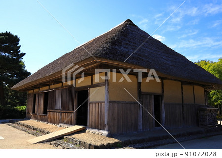 藁葺き屋根の日本家屋 91072028