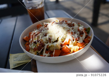 カリフォルニア州 ベーカーズフィールドでサツマイモと芽キャベツのサラダを食べる カリフォルニア州 ベーカーズフィールドでサツマイモと芽キャベツのサラダを食べる 91075226