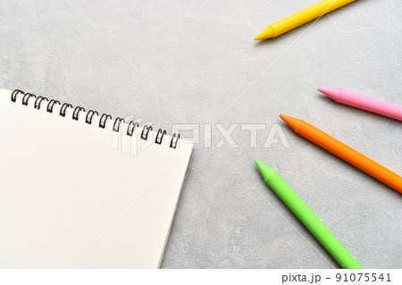 スケッチブックとクレヨン 91075541