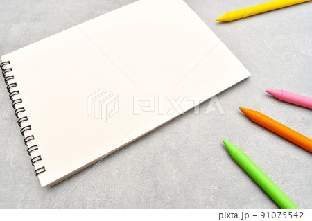 スケッチブックとクレヨン スケッチブックとクレヨン 91075542