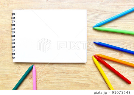 スケッチブックとクレヨン スケッチブックとクレヨン 91075543