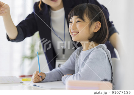 塾で学習をする小学生 女の子 勉強 塾で学習をする小学生 女の子 勉強 91077159