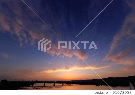 上層雲が夕焼けした空と橋上からの夕景・初夏・超広角・空主体・220517pm 91078052