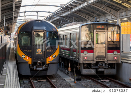 【高松駅】高松駅で発車を待つ列車 91078087